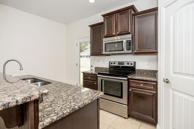 Building Photo - Charming Home Move-in Ready!