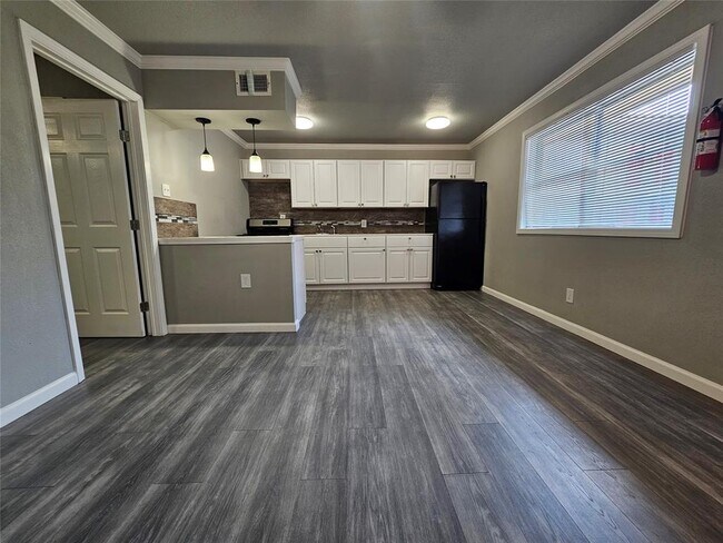 Building Photo - 221 Caylor St