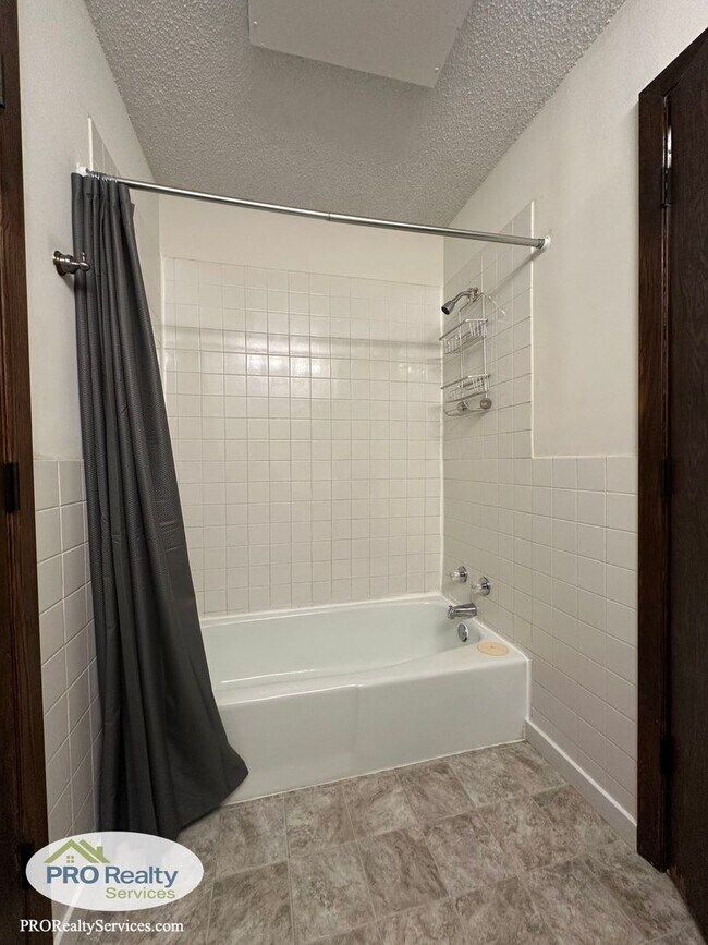 Building Photo - 3 Bedroom Main Level Duplex Unit