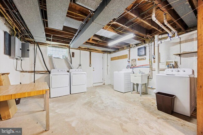 Building Photo - 348 Ripka St