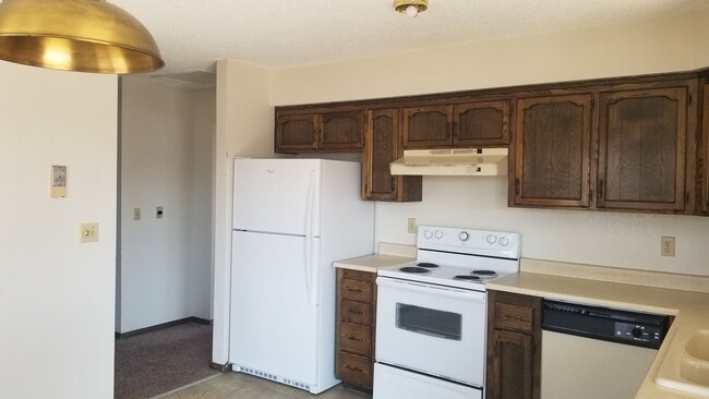 Building Photo - 2 Bed, 1 & 1/2 Bath, 1 Car Garage Duplex off of Patterson!!!!