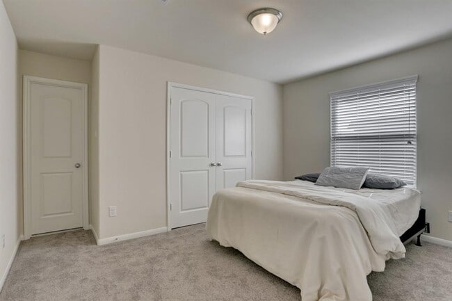 Building Photo - 511 Bonbrook Ln