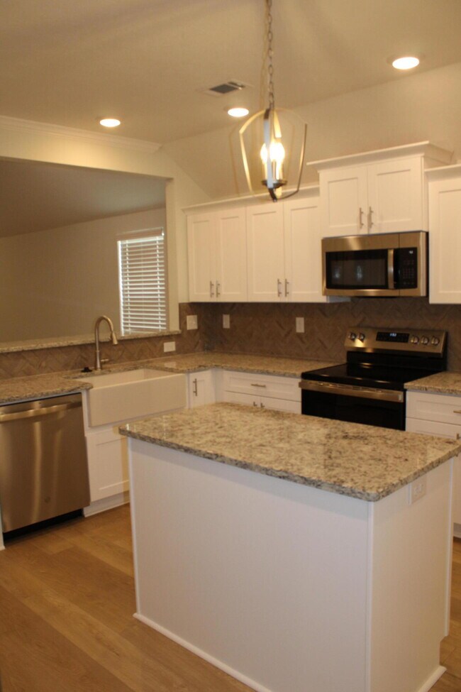 Building Photo - 921 Holbrook Dr