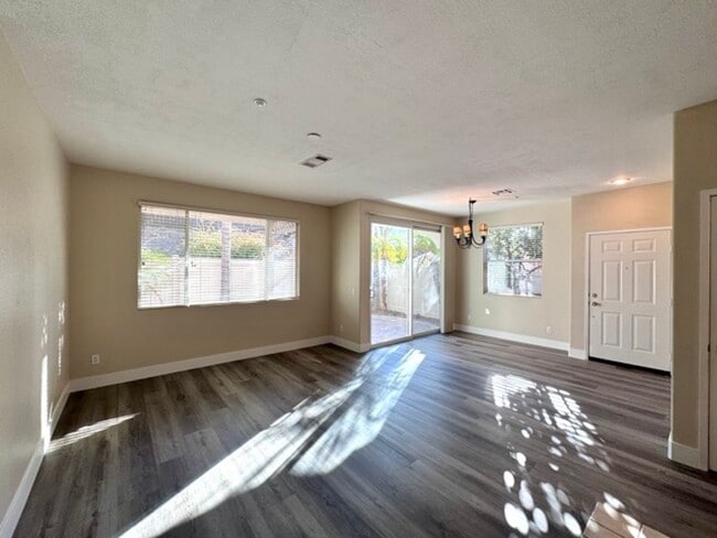 Building Photo - Beautiful and Spacious 3 Bedroom 2.5 Bath ...