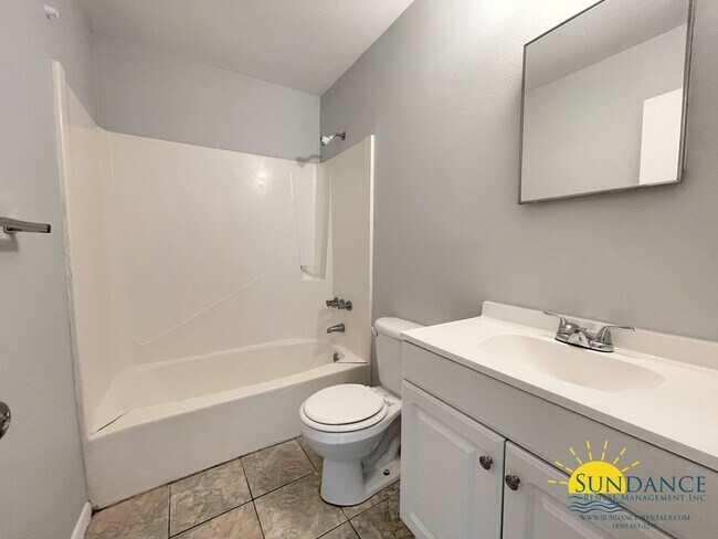Building Photo - Great End-Unit Townhouse in Fort Walton Beach!