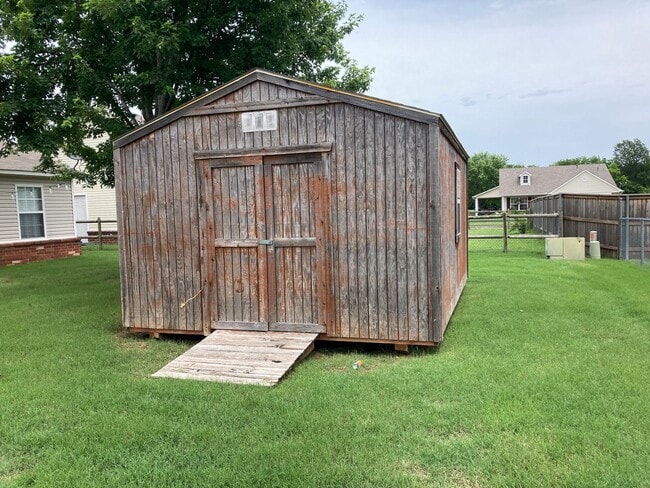 Building Photo - Nice Claremore 3/2/2 Home in Greenbrier Ad...