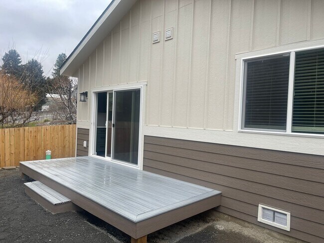 Building Photo - Brand new 2 bed/2 bath, central a/c, dishwasher, washer & dryer, deck & patio!