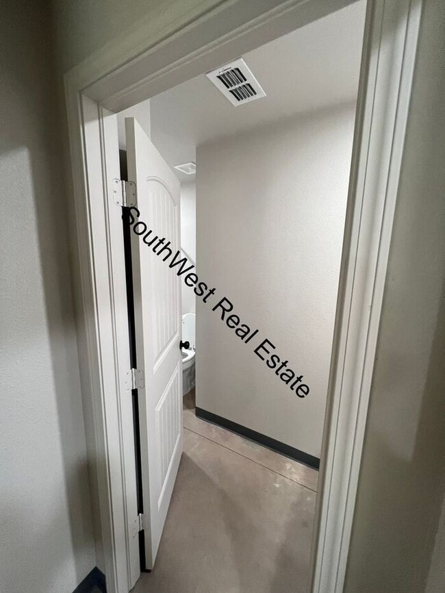 Building Photo - Spacious 2 bedroom 2 Bath apartment