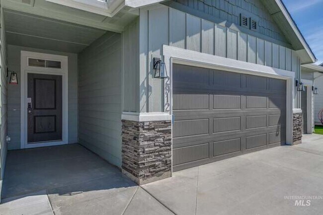Building Photo - 4 Bed 2 Bath in Meridian with 3 Car Garage