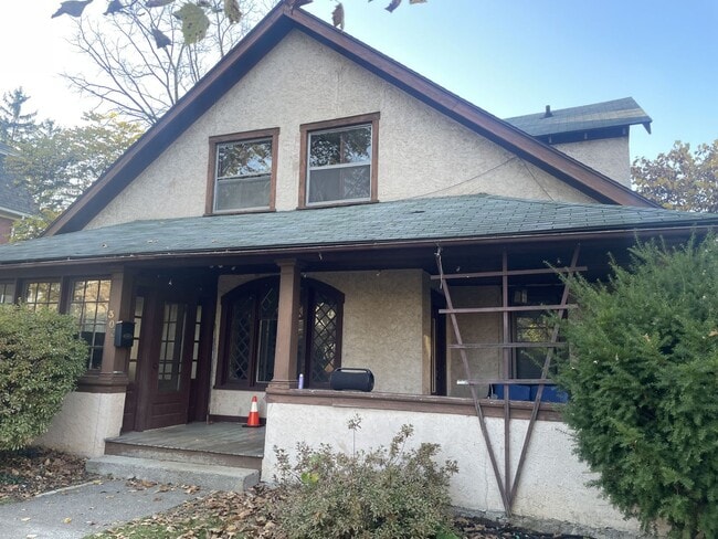 Primary Photo - Charming Neighborhood Student House