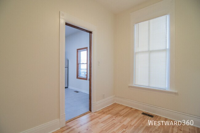 Building Photo - 3356 N Kenmore Ave