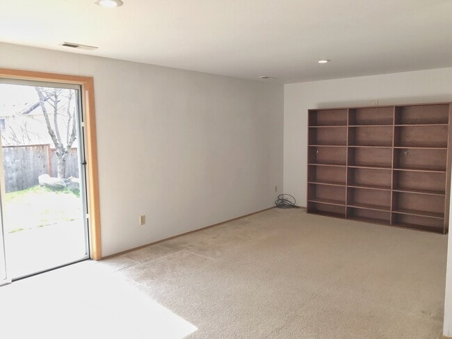 Building Photo - Great 3 bed with huge yard!