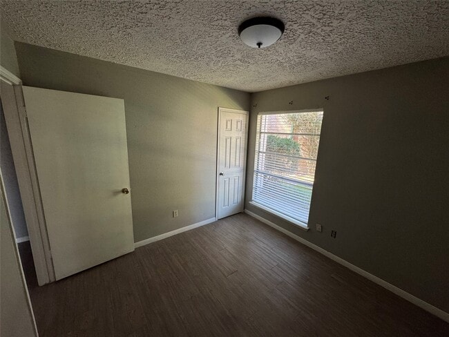 Building Photo - 13611 Ravensway Dr