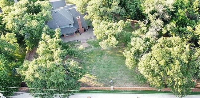 Building Photo - Massive 4BD/3BTH and 2 Car garage Home! Minutes from I-35