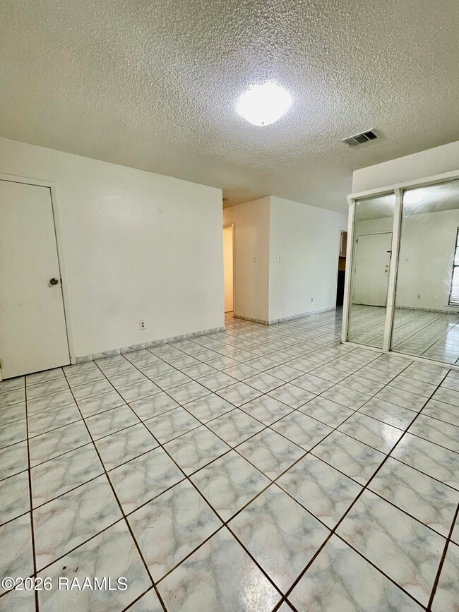 Building Photo - 203 Crystal Ln