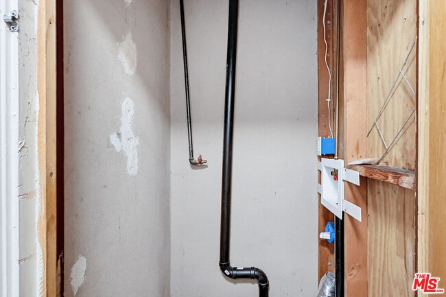 Building Photo - 9209 Paramount Blvd