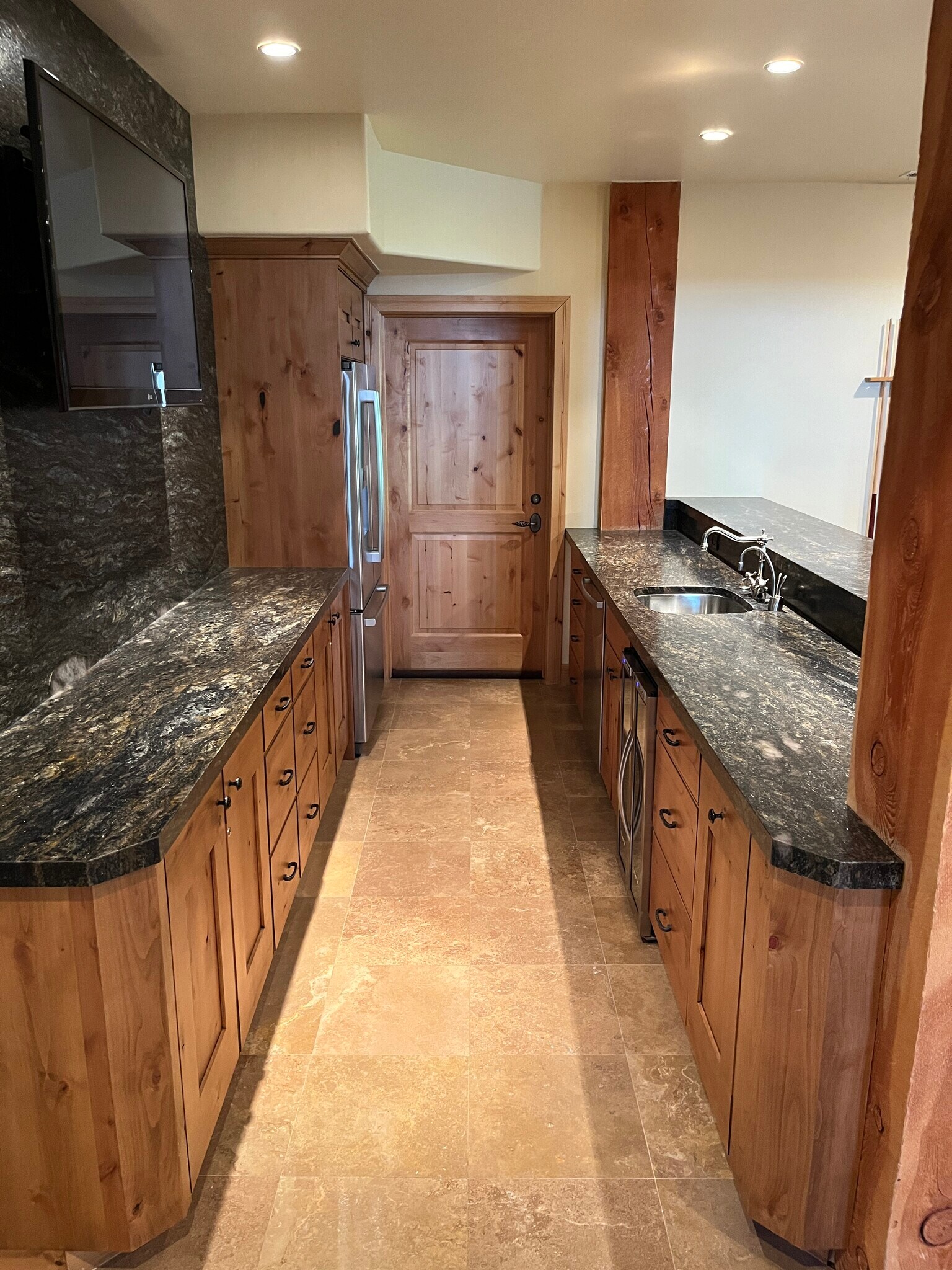 Wet bar with full sized refrigerator, dishwasher, wine refrigerator, R/O water dispenser - 2557 Lower Lando Ln