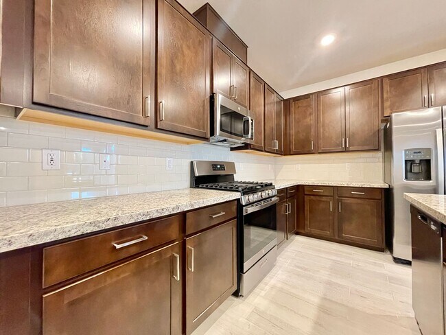 Building Photo - MOUNTAIN VIEWS, Gently lived in 4 bedroom 2.5 Bathrooms with Loft, home is a Must See!