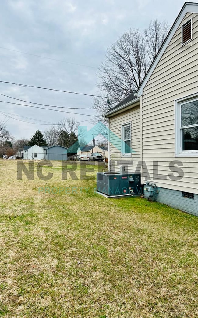 Building Photo - 1302 Cypress St