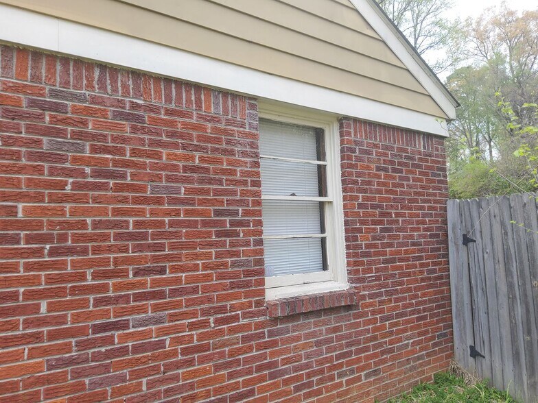 Building Photo - 2714 James Rd