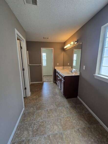 Building Photo - 2012 Hickoryleaf Ln