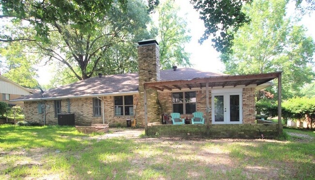 Building Photo - 3-bedroom, 2-bathroom gem!