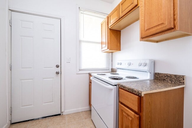 Building Photo - 627 Hague St