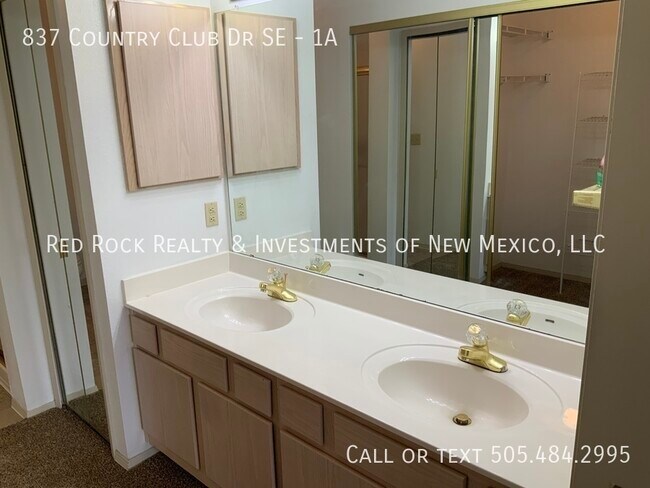 Building Photo - 837 Country Club Dr SE