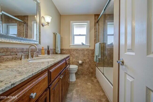 Building Photo - 2704 S Terrace Rd