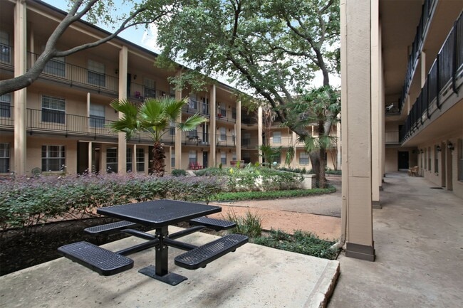 Building Photo - 7201 Hart Ln
