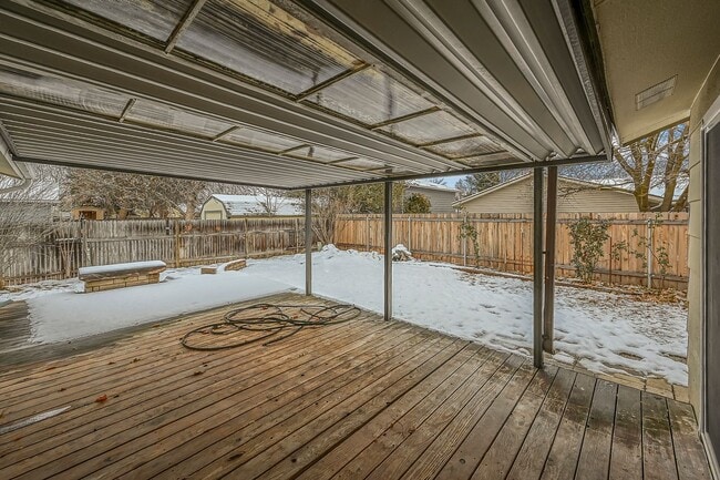 Building Photo - 3-bedroom 2-bathroom home with fenced back...