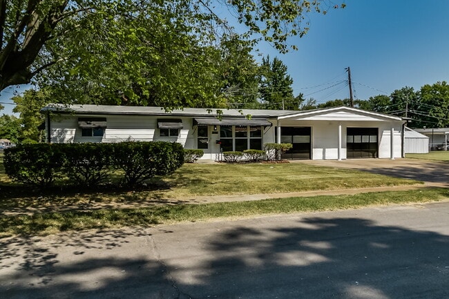 Building Photo - Charming & Modern 3 Bed / 1 Bath Home in F...