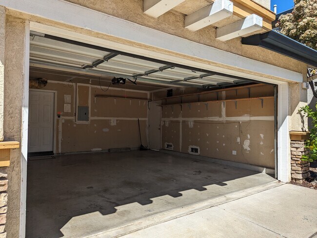 Building Photo - 5 Holtz Ct