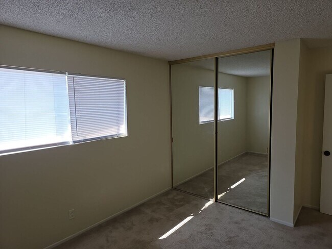 Building Photo - Desirable one level condo near pool