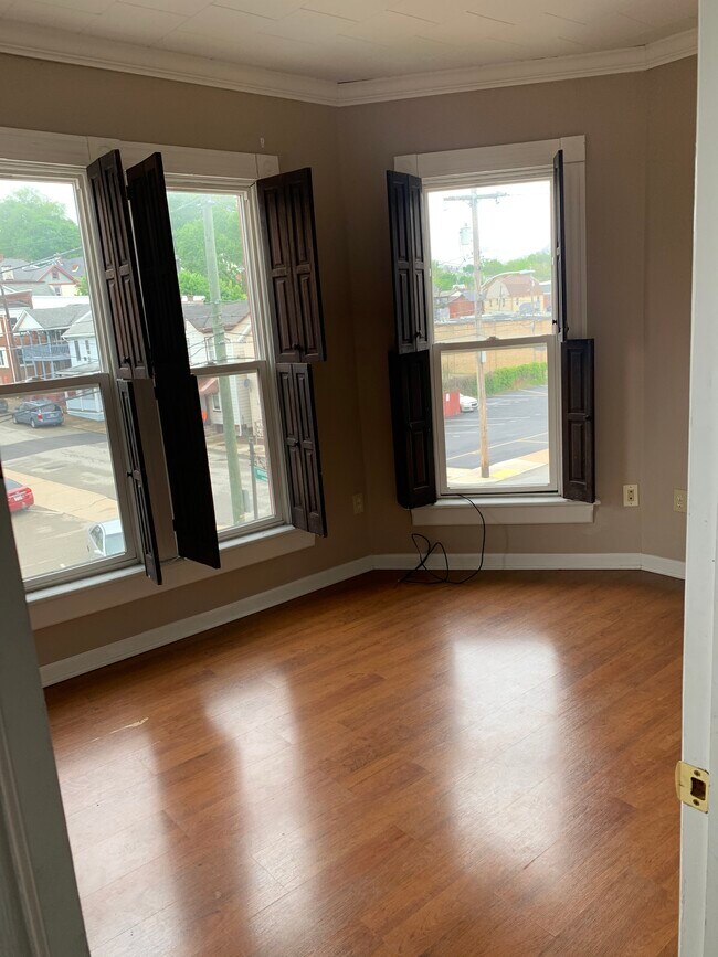 bedroom unit 3 - 128 W 2nd St