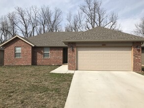 Building Photo - Beautiful home in West Springfield available Now