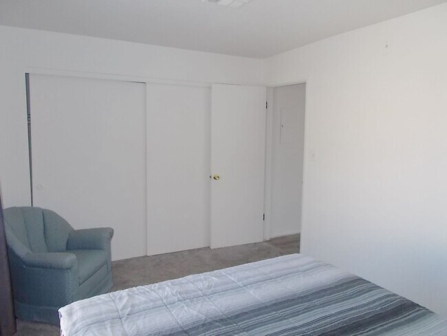 Building Photo - 2 Bed / 2 Bath Fully Furnished Condo – Top Floor Living!