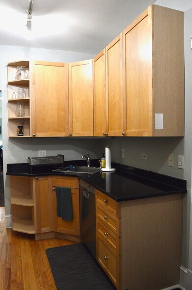 Building Photo - 828 W Lakeside Pl