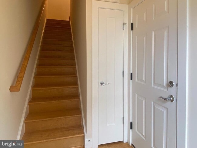 Primary Photo - 924 King Farm Blvd