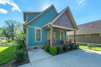 Building Photo - Black Mountain Rental!