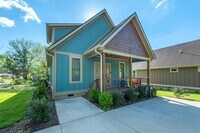 Building Photo - Black Mountain Rental!