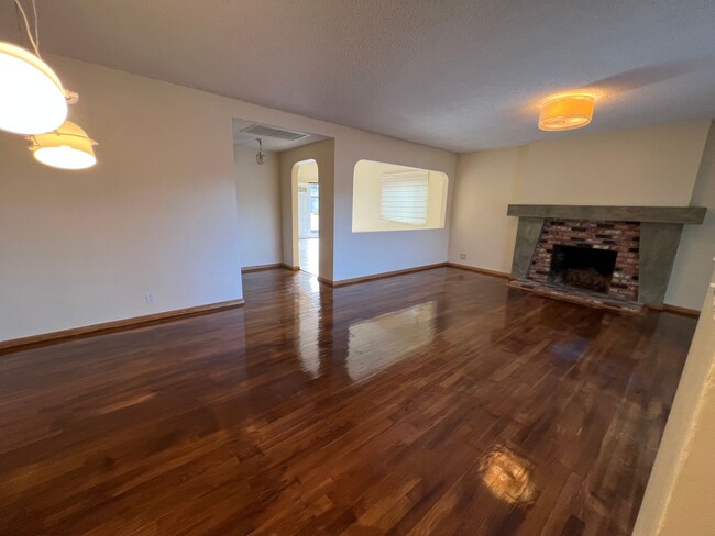 Building Photo - SILVER SPUR EXECUTED FAMILY HOME