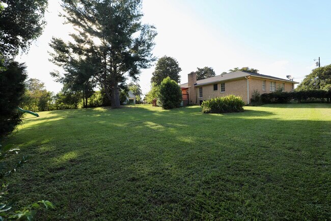 Building Photo - 549 Pringle Dr