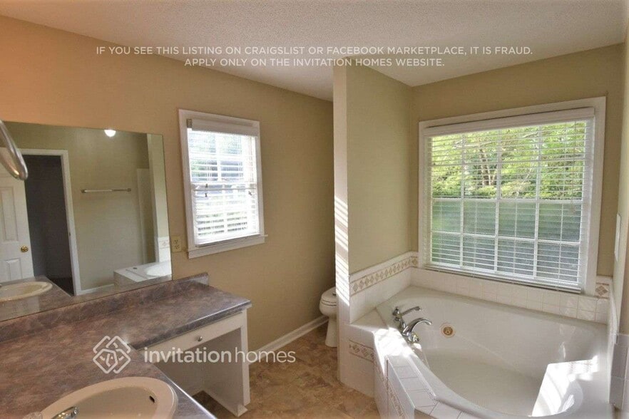 Building Photo - 135 Lacey Oak Ln