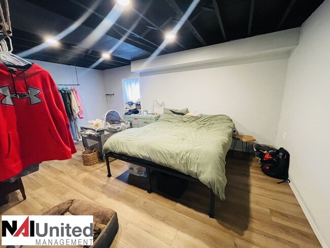 Building Photo - 5 bedroom, 2.5 bath home located on the We...