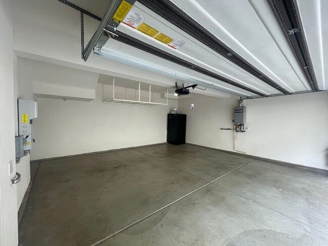 Building Photo - Stunning 2 bed 2.5 bath Solar Powered Town...