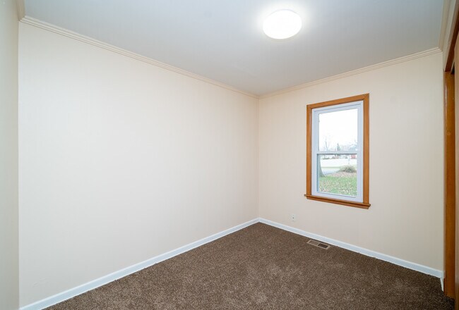 Building Photo - 138 Oak Ln