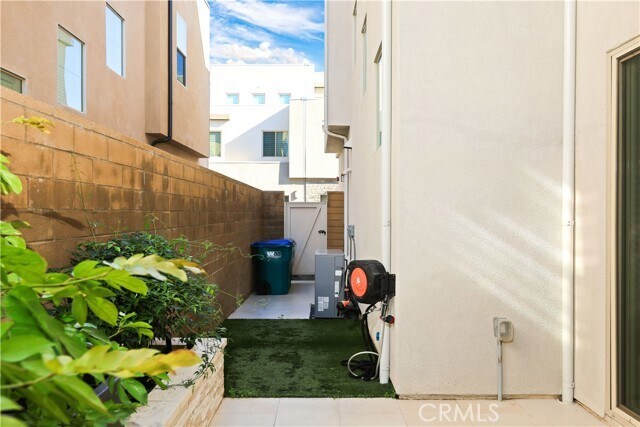 Building Photo - 148 Spectacle