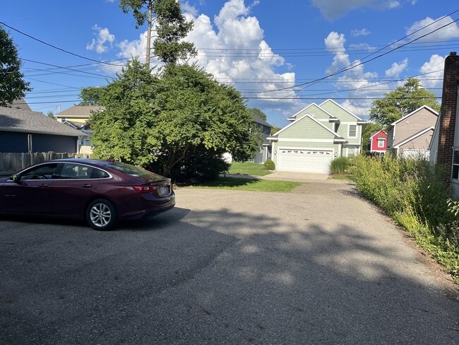 Building Photo - 606 Spartan Ave