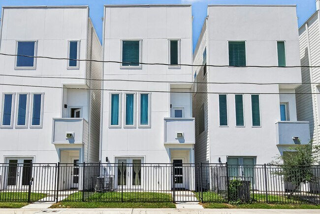 Building Photo - 6346 Culberson St